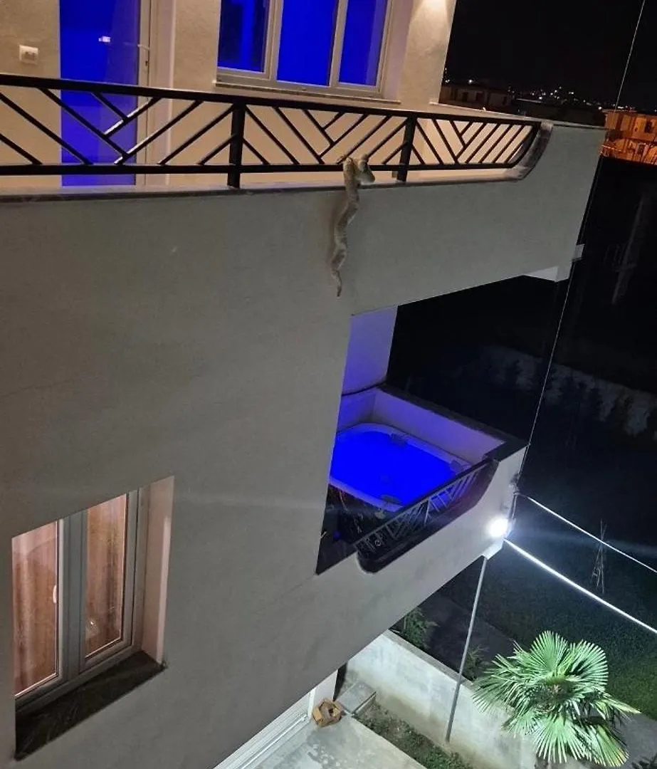 White Luxury Villa Apartments &Hot Tab Durrës