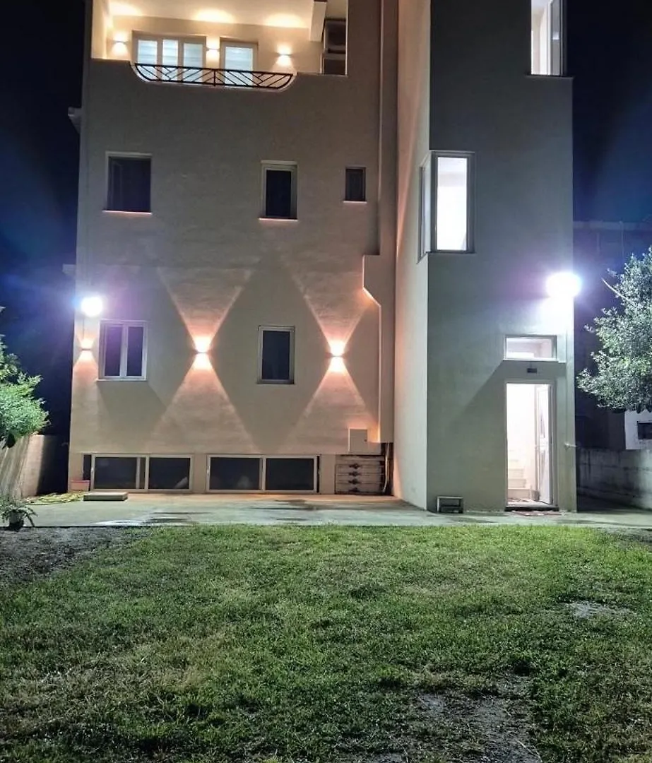 White Luxury Villa Apartments &Hot Tab Durrës