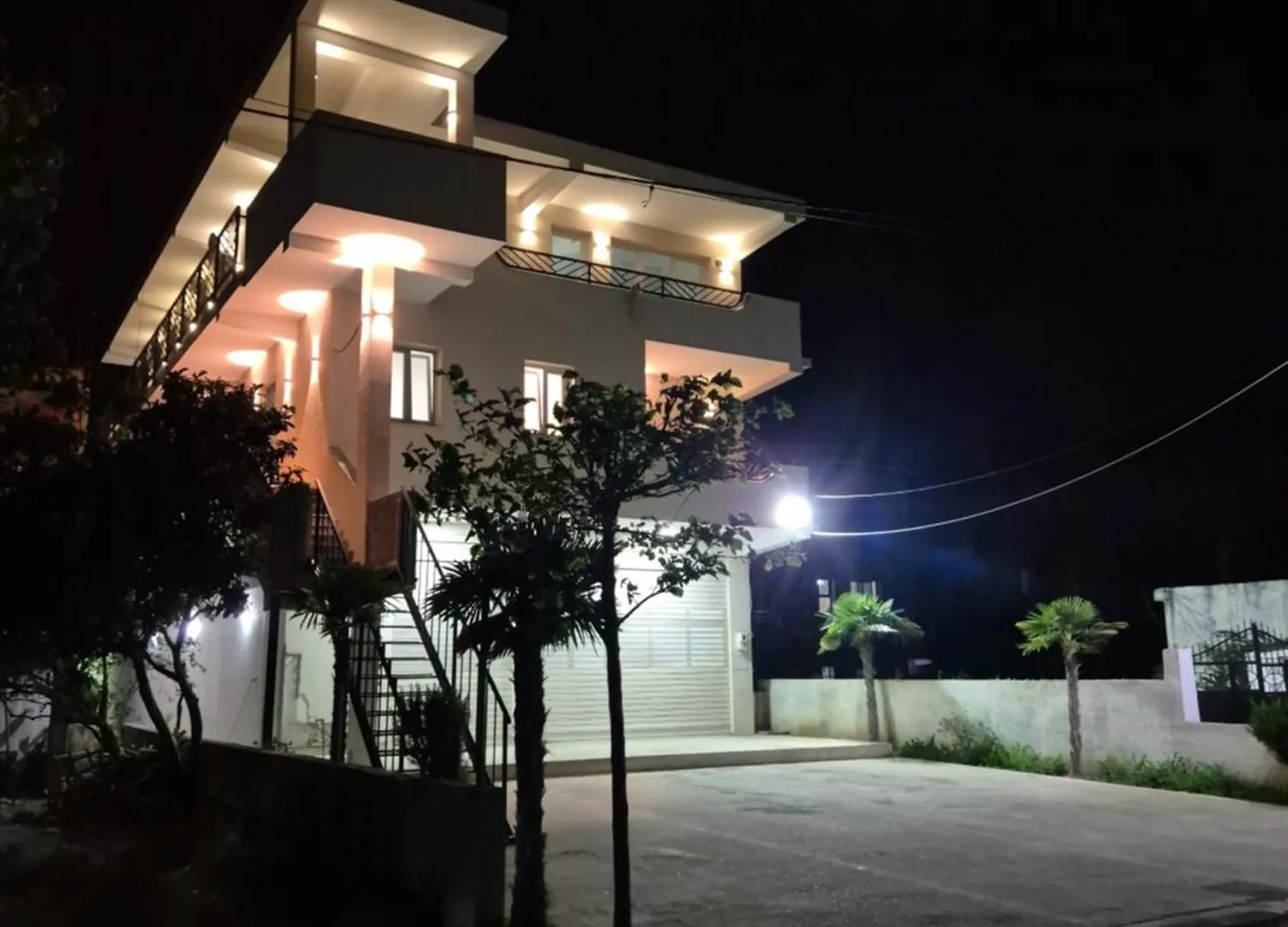 White Luxury Villa Apartments &Hot Tab Durrës